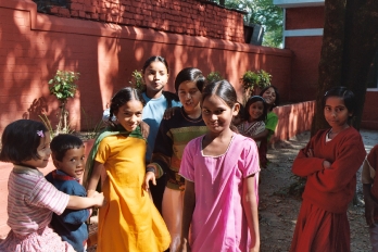 Piger i en skolegård, Indien