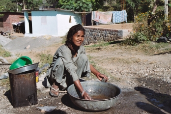Kvinde ved tøjvask, Indien