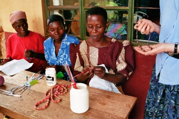 Kvinder fremstiller smykker i AIDS-projekt