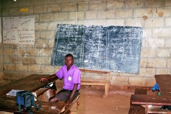 Dreng i skoleklasse, Uganda