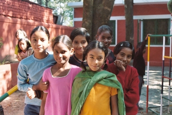 Piger i en skolegård, Indien