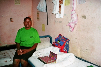 Pige bor på skolen i Uganda